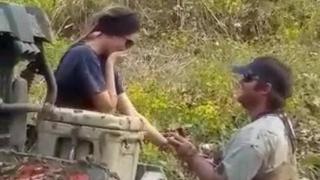 Мъж предложи на приятелката си, докато двамата са в кал до коленете (видео и снимки)