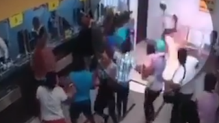 Мъж си свали панталоните на летище, след като зарядното му се запали в джоба (видео)