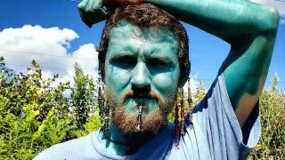 Млад мъж татуира цялото си тяло в синьо (видео и снимки)