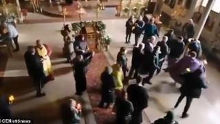 Свещеник налага с юмруци  колегите си по време на масов бой в църква (видео и снимки)