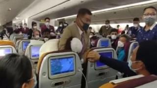 Служител в самолет се нахвърли на пътничка, която умишлено кашля върху екипажа (видео и снимки)