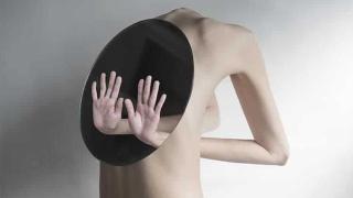 Огледалото, насочено в подходяща посока, изкривява човешкото тяло по невъобразим начин (видео и снимки)