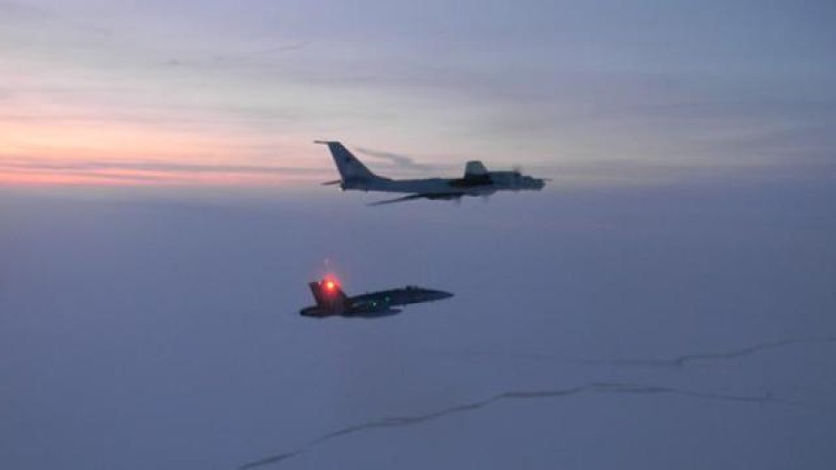 Военни самолети на САЩ и Канада прихванахa два руски разузнавача край бреговете на Аляска (видео и снимки)