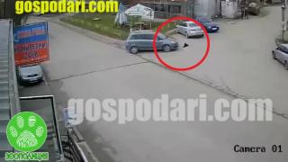 Кола прегази куче в центъра на село и го подмина без да спре (видео 18+)