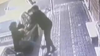 Иранец преби непозната жена на улицата, защото не носела правилно хиджаба си (видео 18+)