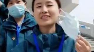 Лекарите в Ухан празнуват закриването на последната временна болница след драматичен спад на Covid-19 в Китай (видео)