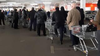 Опашките пред магазините  продължават, на много места не се спазват мерките за безопасност (видео+коментарът на "Господарите")