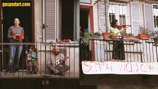 Италианци борят коронавируса с песен от балкона (видео)