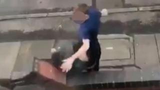 Мъж удря толкова силно заподозрян крадец, че той разбива тухлена колона с тялото си (видео)