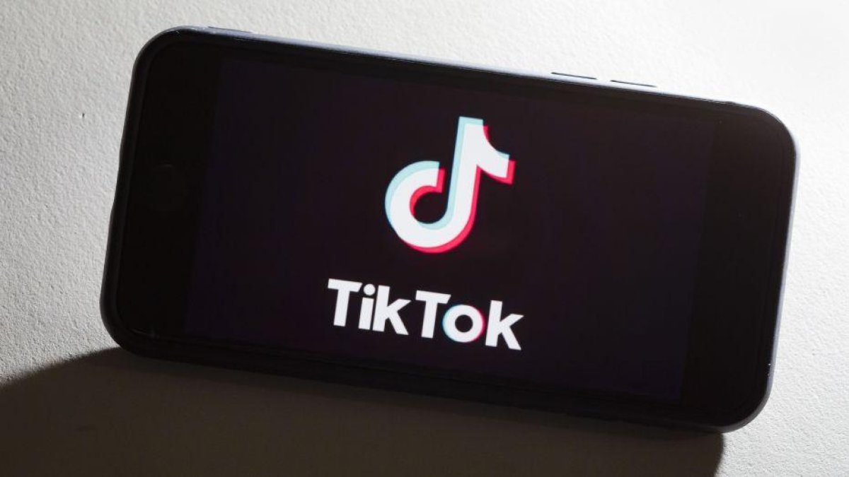 TikTok е филтрирала видеоклипове, публикувани от "грозни", "бедни" и "хора с увреждания"
