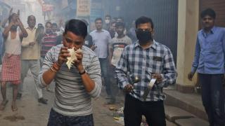 Хиляди индийци излязоха по улиците, за да отпразнуват призива на премиера Моди за социална дистанция