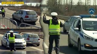 "Голф" проби пътната блокада, полицаите не могат да го спрат (видео)