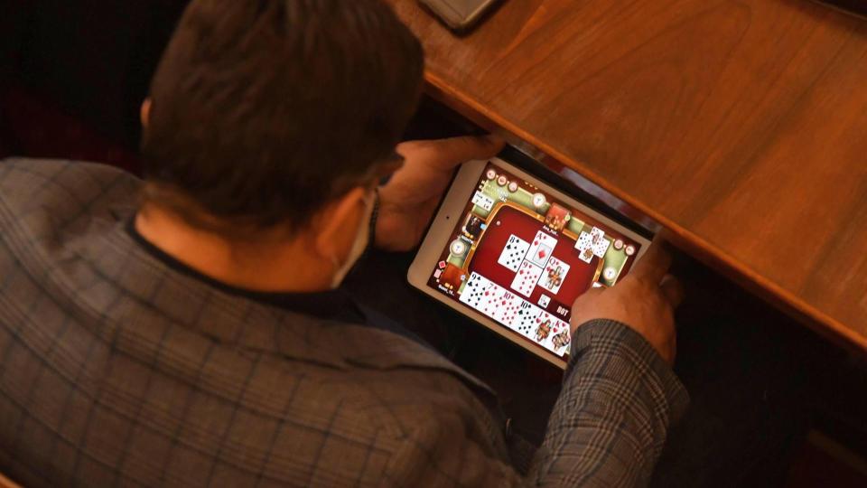 Депутати цъкат пасианси по време на извънредното заседание за ветото на Радев (снимки+коментар на "Господарите")