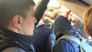Метрото в Лондон е претъпкано с хора в първия ден от националната карантина (видео)