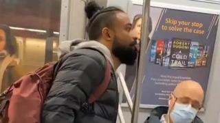 Ютюбър се засне как облизва дръжките в  метрото в Ню Йорк, за да събере повече гледания (видео и снимки)