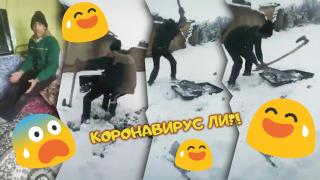 Ром псува и троши телевизор с брадва, плашел семейството му с новини за коронавируса (видео)