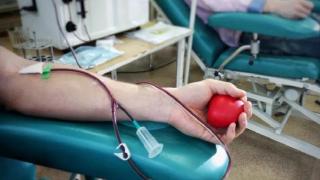 В САЩ ще преливат кръвна плазма от преборили коронавируса на болни, като част от  експериментално лечение