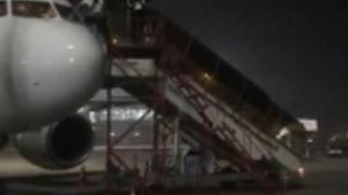 Пилоти излязоха през кабината на самолета заради страх от коронавирус (видео)