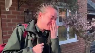 Здравна работничка избухна в сълзи, след като хора на улицата ѝ заръкопляскаха