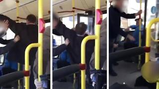 Пътници в автобус нападнаха и изхвърлиха мъж, защото кашлял (видео и снимки)