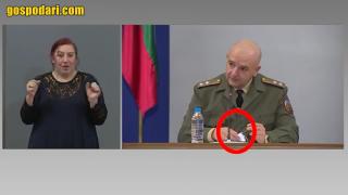 Ген. Мутафчийски си бърше очилата с противогрипна маска (видео)