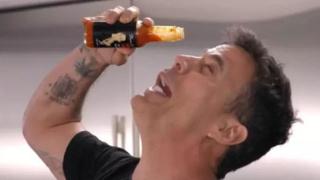 Стив-О от "Jackass" изля лют сос в окото си пред ужасения Гордън Рамзи (видео)