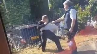 Тинейджър удари с юмрук кондуктор, но бе тръшнат на земята от машиниста (видео и снимки)
