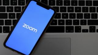 Бъг в програмата за видеоконференции "Zoom" позволява на хакери да поемат контрол над уебкамерата и микрофона ви