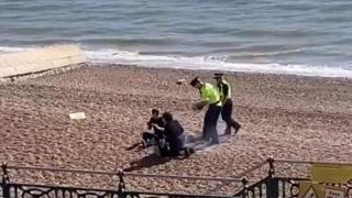 Полицаи изляха предпазна каска с вода върху барбекюто на нарушители на карантината на плажа (видео и снимки)