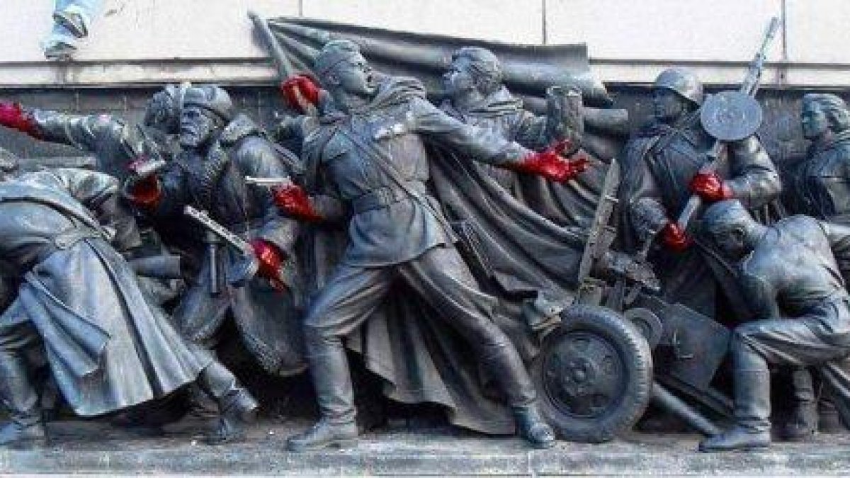 Русия ще вкарва в затвора за премахването на съветски паметници в чужбина?