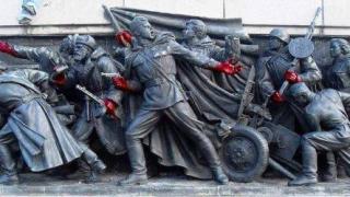 Русия ще вкарва в затвора за премахването на съветски паметници в чужбина?