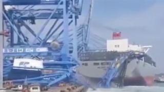Товарен кораб вся хаос и срути подемен кран при маневра на пристанище (видео и снимки)