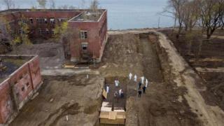На остров в Ню Йорк копаят масови гробове заради коронавируса (видео и снимки)