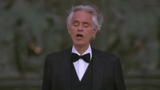 Андреа Бочели пя пред онлайн публика от катедралата в Милано (видео и снимки)