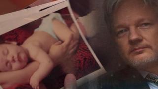 Джулиан Асанж е станал тайно баща на две деца, докато се криеше от властите в Еквадорското посолство