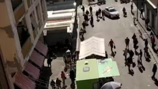 Tълпи от хора се разхождат по улицата на италиански град по време на карантина (видео и снимки)