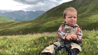 Малко момченце се радва по трогателен начин на всяко натискане на копчето на фотоапарата (видео и снимки)