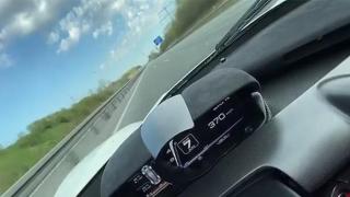 Арогантен шофьор се възползва от опразнена магистрала в Германия, за да вдигне 370 км/ч (видео и снимки)