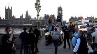 Стотици хора нарушиха социалната дистанция, за да аплодират медици от Уестминстърския мост в Лондон (видео)