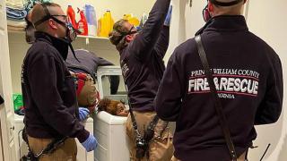 Пожарникари вадиха от пералня млада жена, заклещила се докато играе на криеница (снимки)