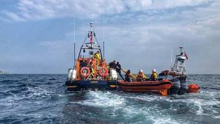 Спасиха двама "ков-идиоти" при мащабна акция в открито море, опитали да се гмуркат за миди (снимки)