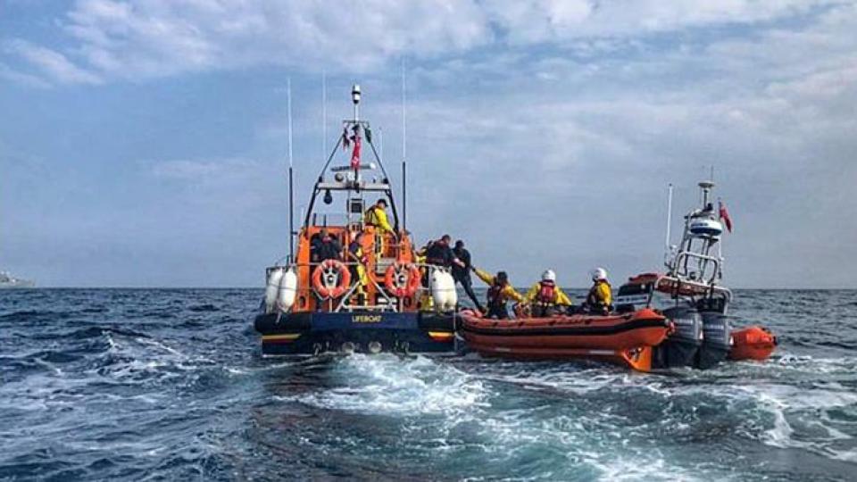 Спасиха двама "ков-идиоти" при мащабна акция в открито море, опитали да се гмуркат за миди (снимки)