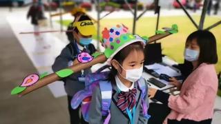 Ученици в Китай сложиха специални шапки за социално дистанциране в първия учебен ден след карантината (видео и снимки)