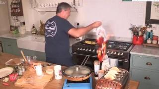 Готвач в сутрешен блок предизвика пожар по време на живо предаване (видео и снимки)