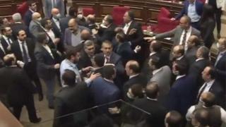 Масов бой в арменския парламент след изказване на лидера на опозиционната партия (видео и снимки)