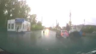 10-годишно момче подкара колата на баща си със 100 км/ч в гонка с полицаи в Русия (видео и снимки)