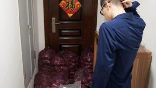 Зарязана жена изпрати на бившия си един тон лук, за да го накара да плаче колкото нея (видео и снимки)