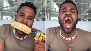 Джейсън Деруло изби предните си зъби с въртяща се царевица, ден по-късно разкри, че е шега (видео и снимки)