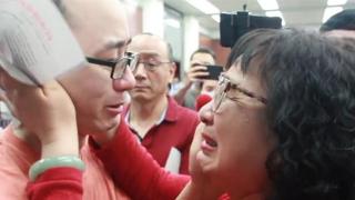 Отвлечен на 2-годишна възраст син се събра с родителите си 32 години по-късно (видео и снимки)