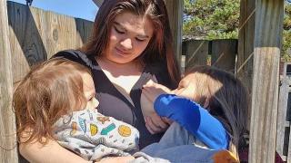 Майка все още кърми синовете си на 5 и на 2 години, щяла да продължи докато станат на 8 (снимки)